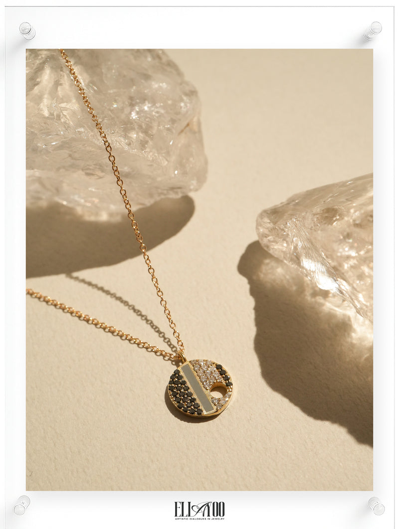 Collar de diamantes blancos y negros "Poetic Mind Jewelry As Art"