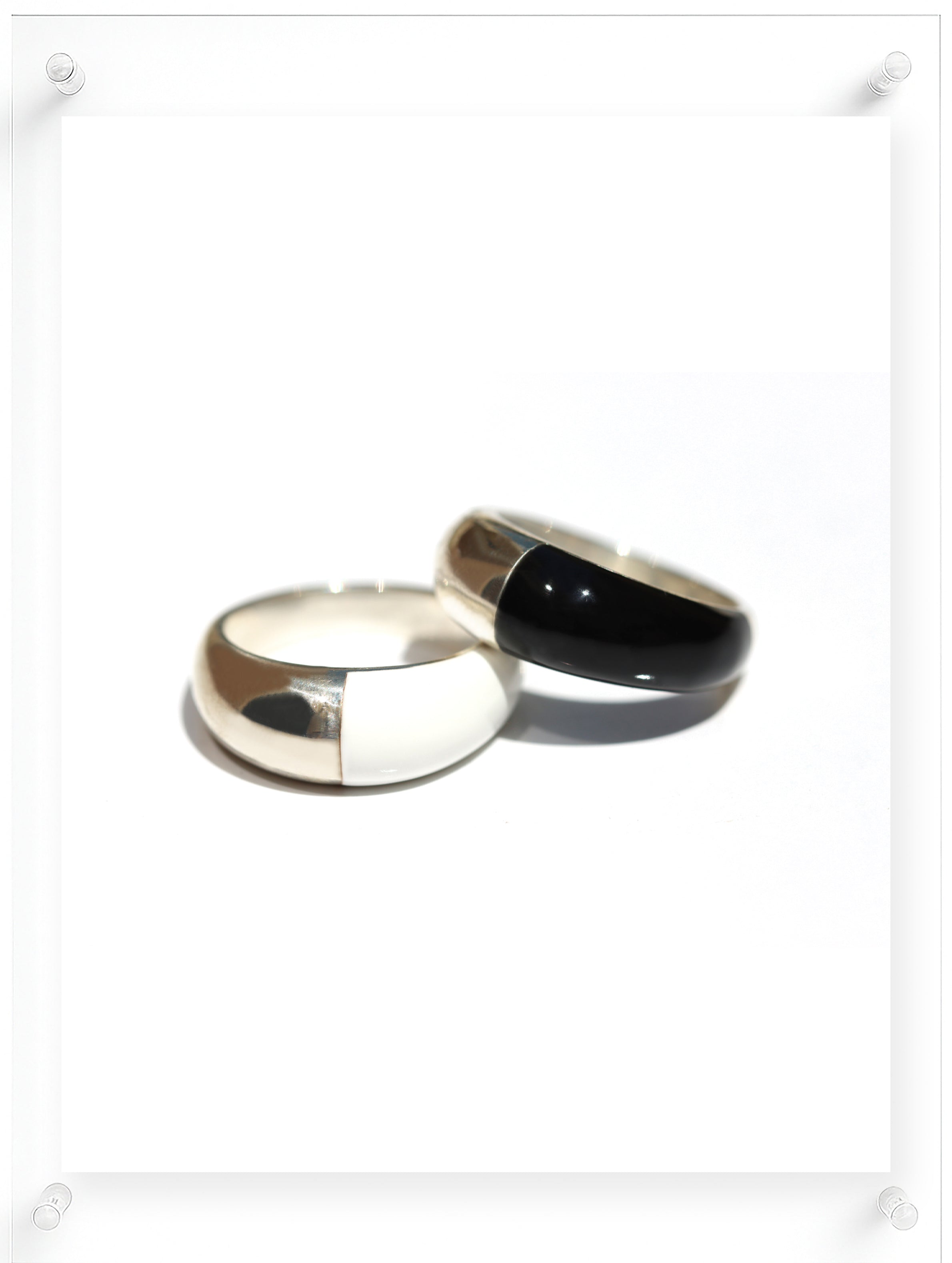 Anillo de pintura acrílica negra