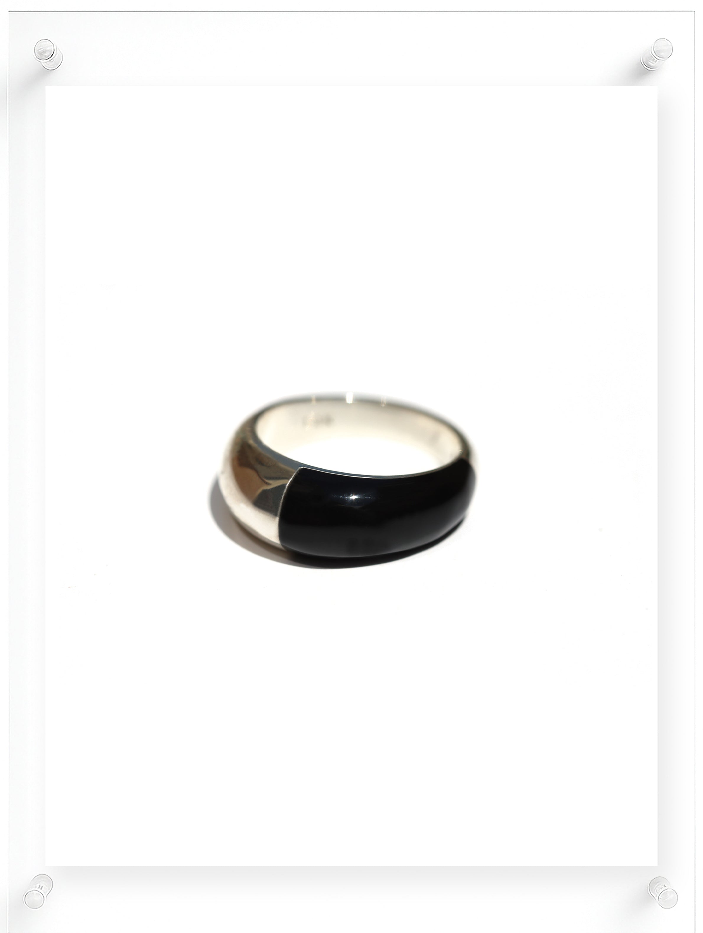 Anillo de pintura acrílica negra