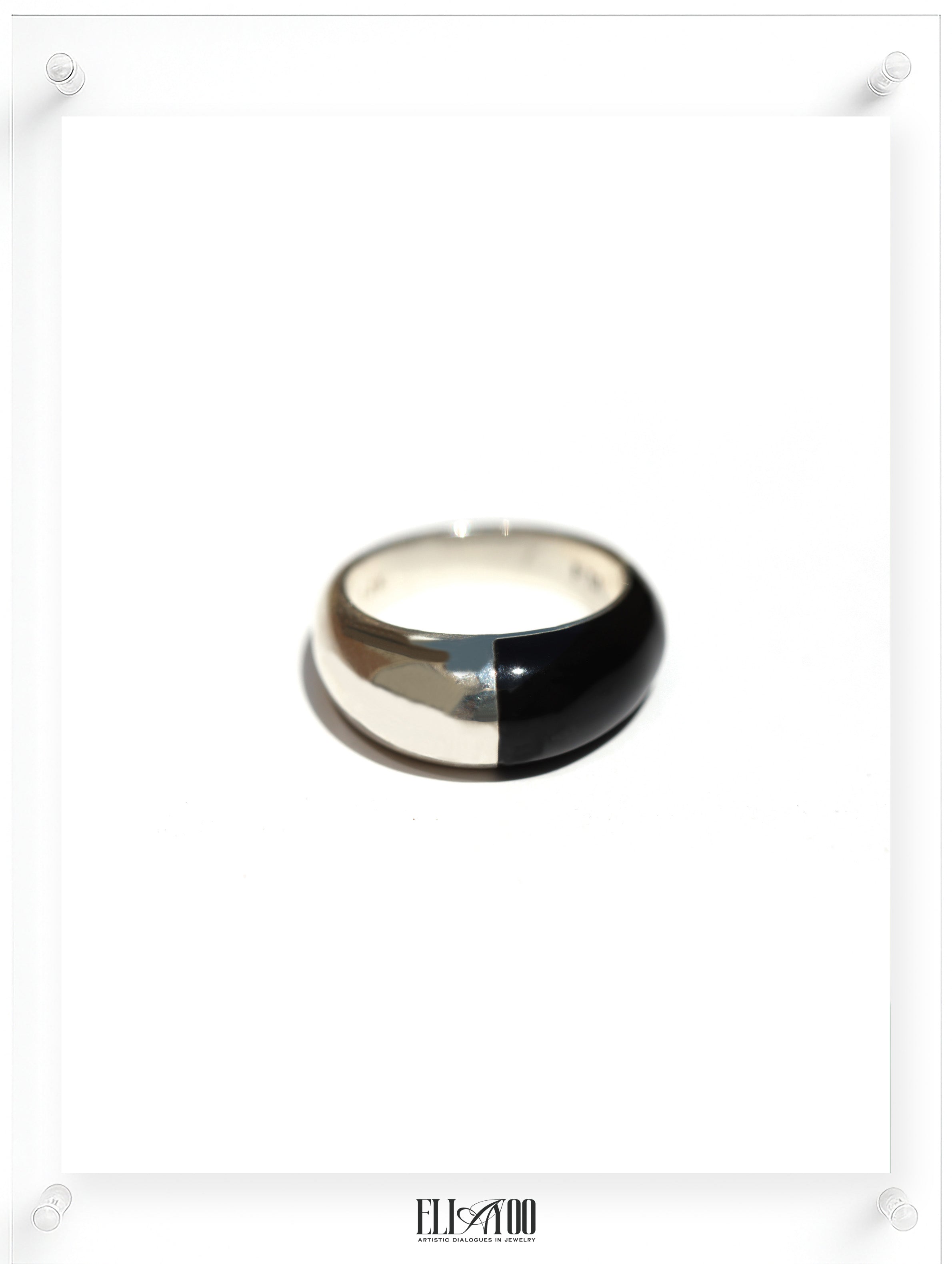 Anillo de pintura acrílica negra