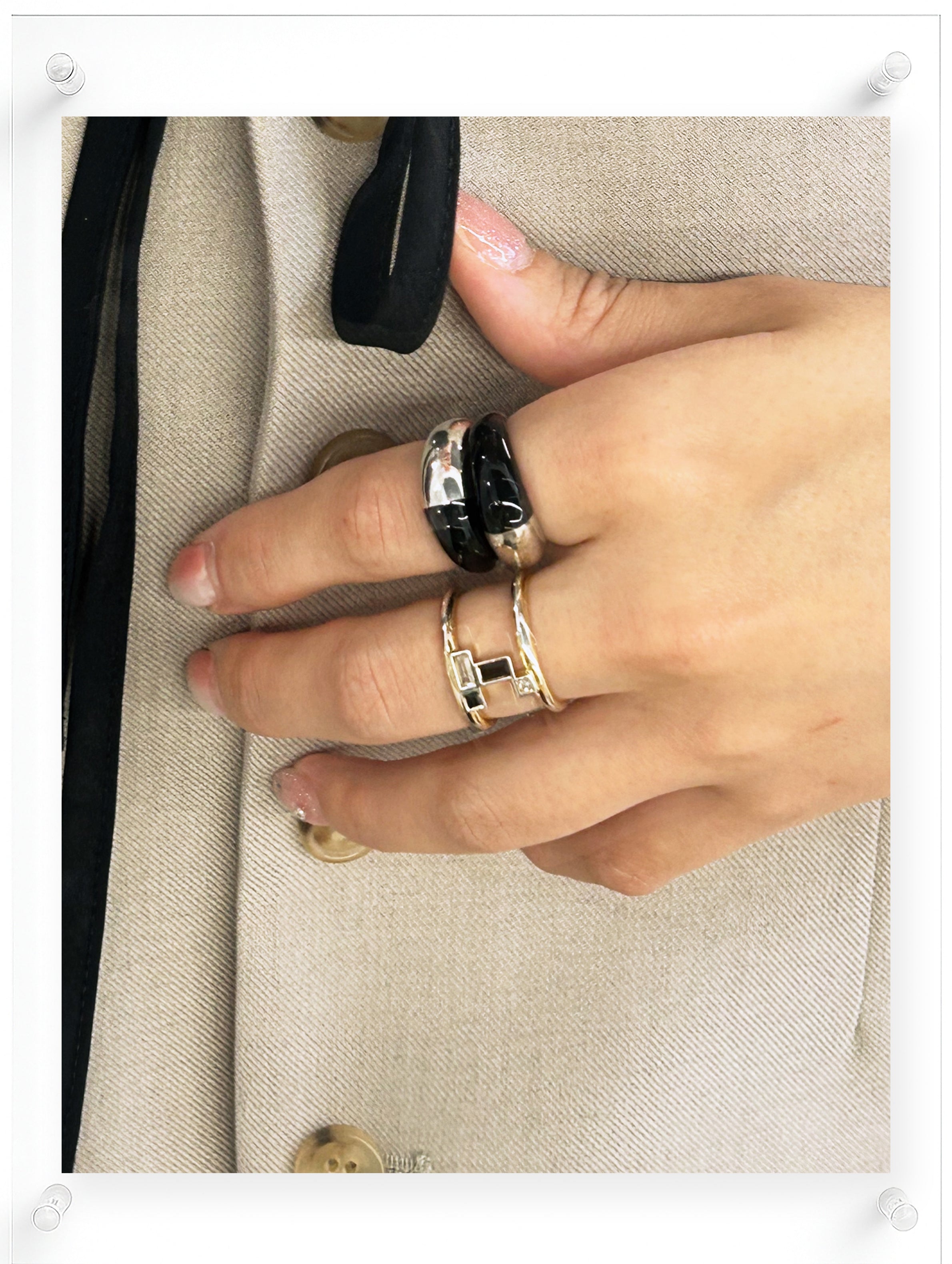 Anillo de pintura acrílica negra