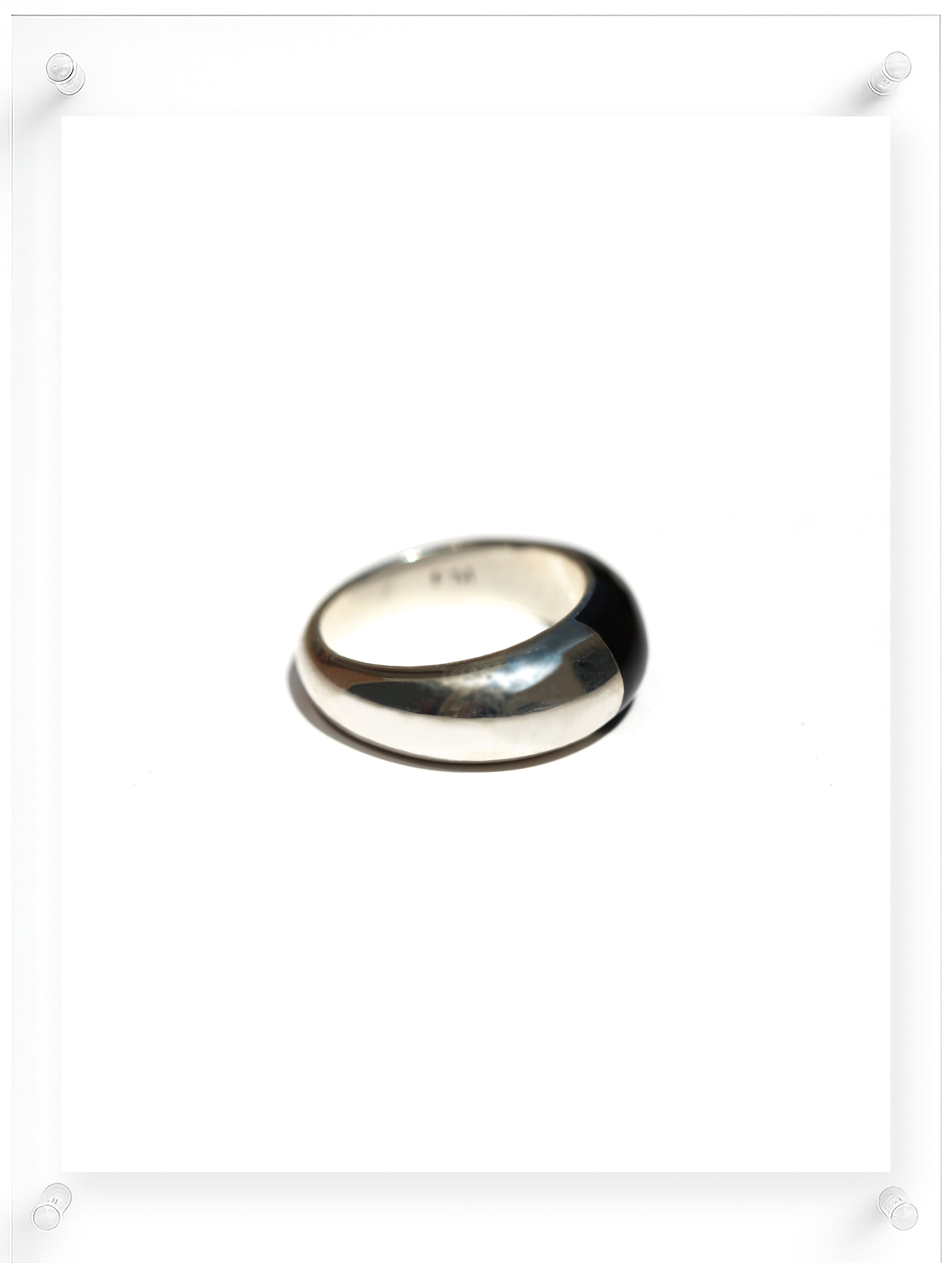 Anillo de pintura acrílica negra