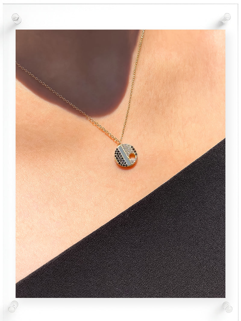 Collar de diamantes blancos y negros "Poetic Mind Jewelry As Art"