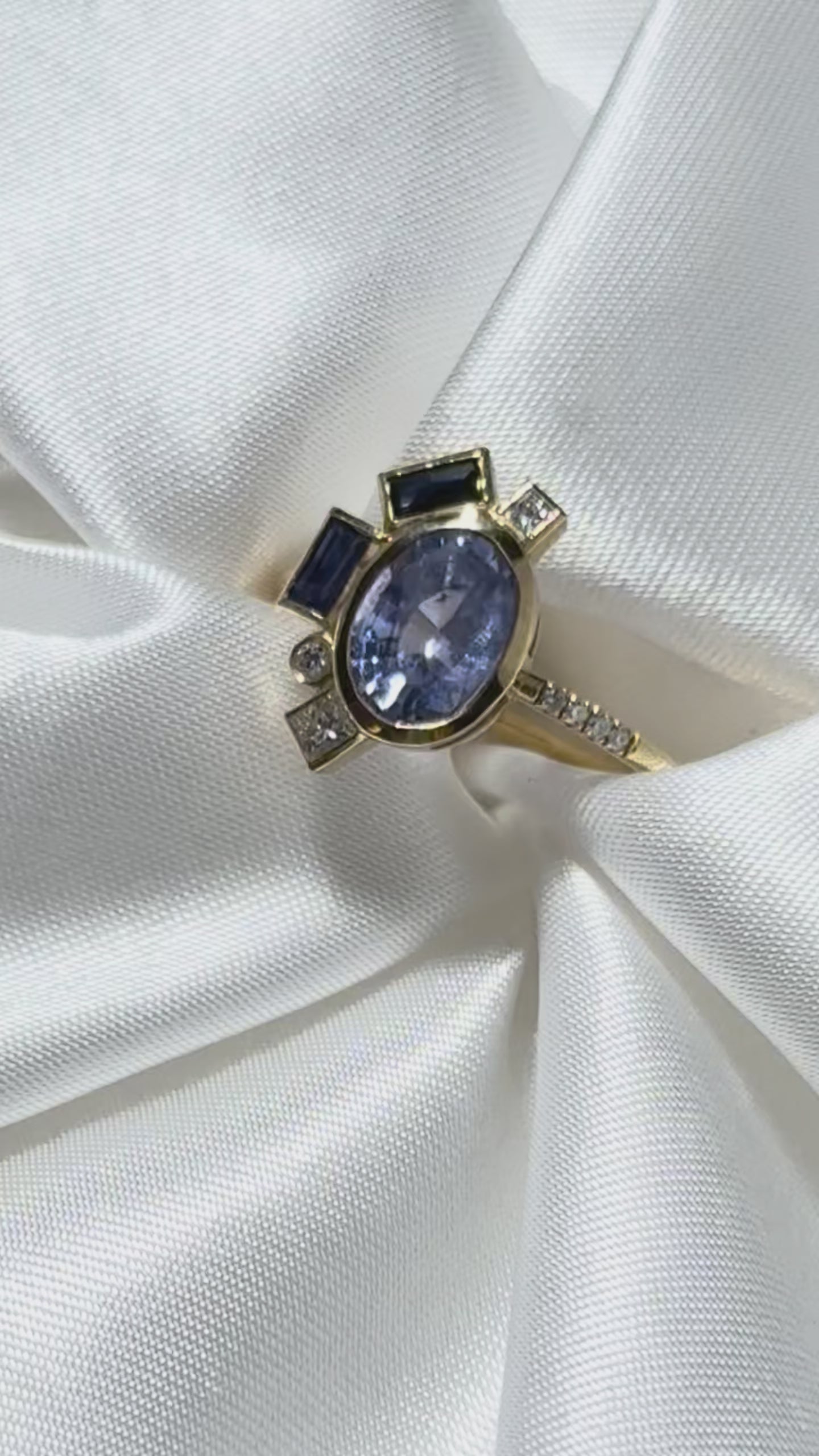 Anillo de zafiro rosa sofisticado Bauhaus